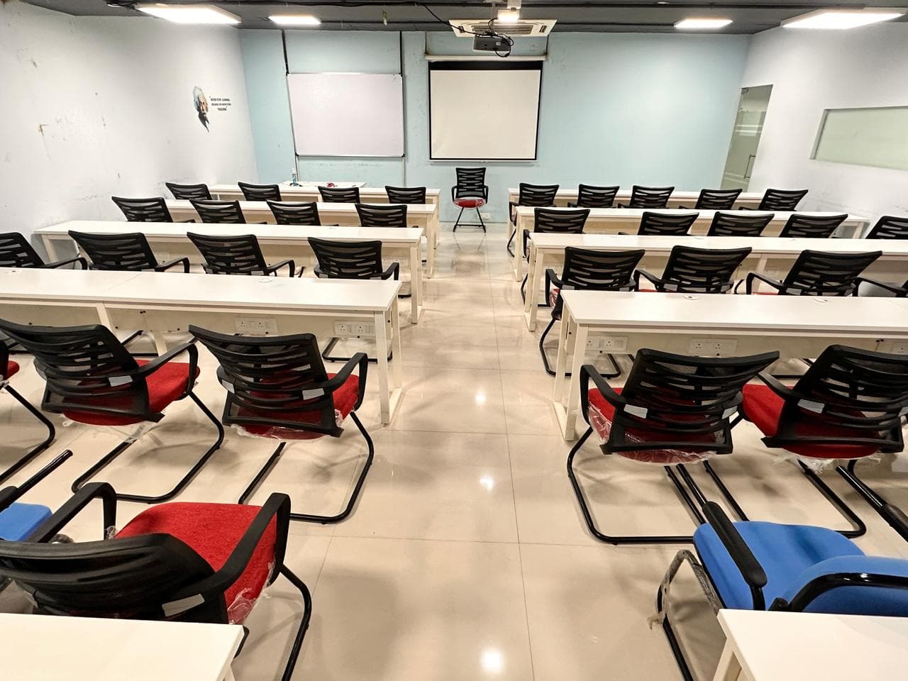 RI-BS training room with projector